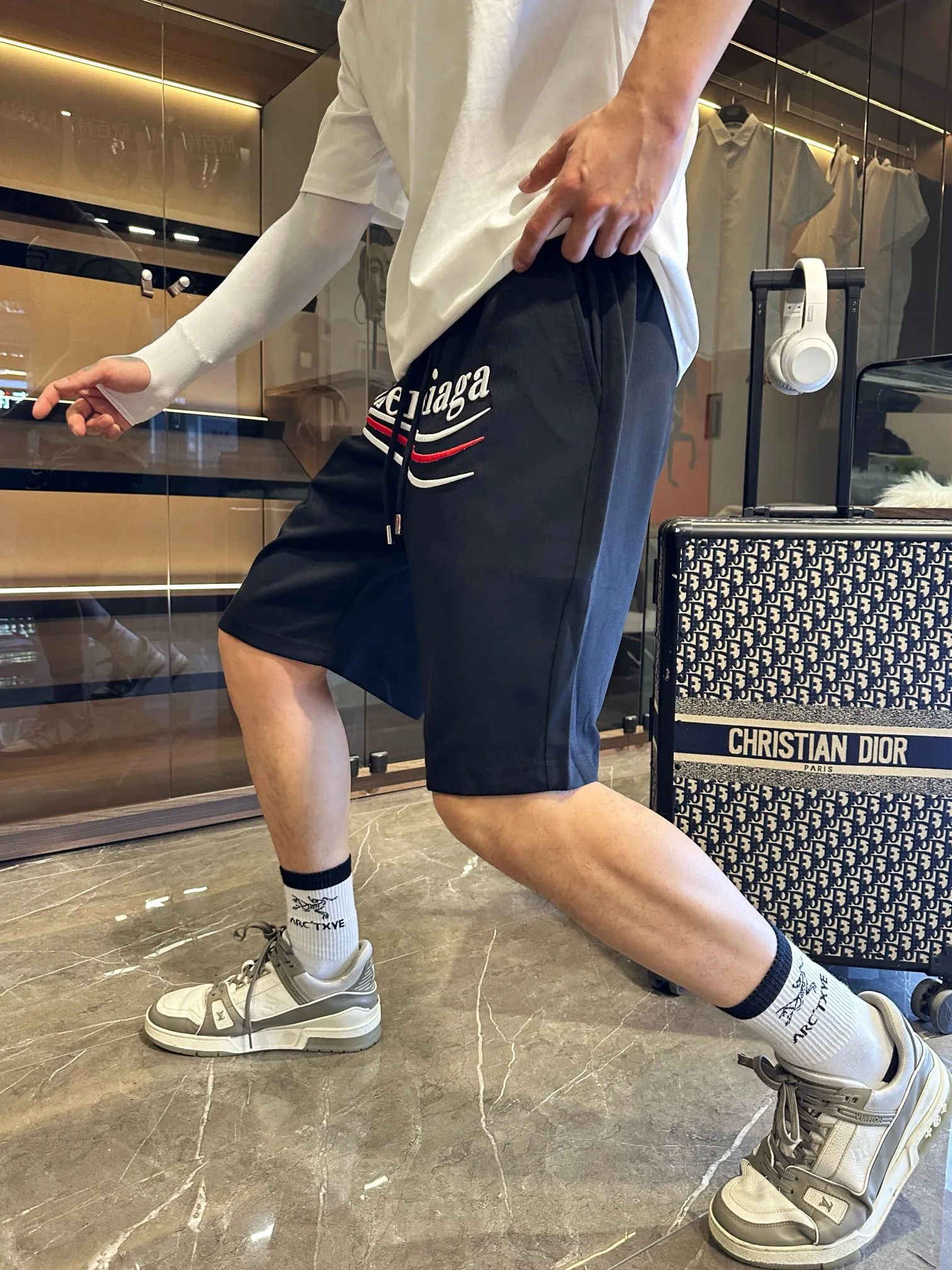 Balenciaga's three-standard complete 2026 summer New Arrival men's casual shorts, advanced custom-made Breathable fabric, Breathable fabric, extremely stretchy and comfortable, impeccable details, top-grade accessories, original logo design concept, delicate and soft feel! The upper body fit is awesome! Size: M-XXXL Please state your height and weight when ordering